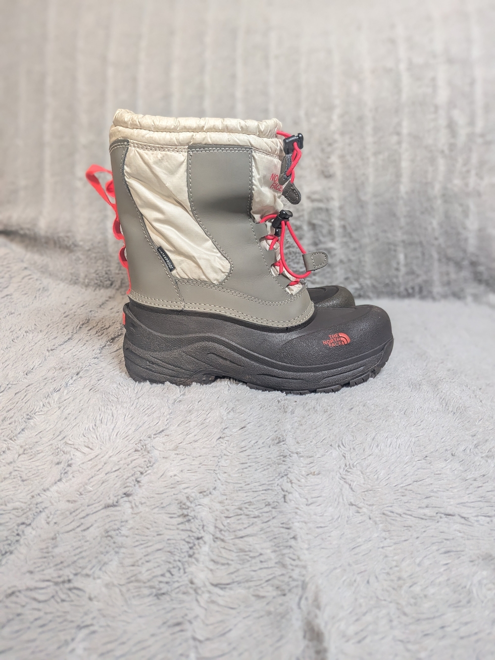 The North Face Kids' Beige & Gray Snow Boots with Pink Accents Girls Size 4